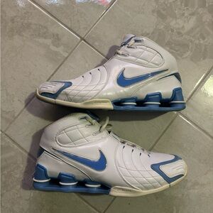 Vince carter shox 5 
Good condition
